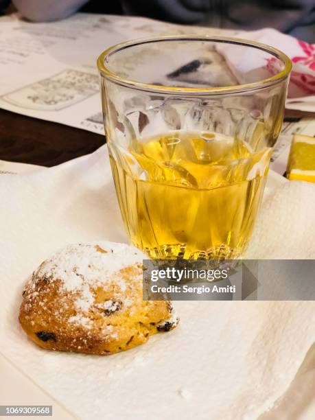 venetian yellow polenta biscuits with sweet wine - sweet wine stock-fotos und bilder