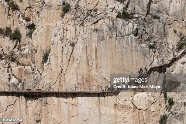caminito del rey, walkways attached to the walls of the gaitanes gorge. - caminito del rey fotografías e imágenes de stock