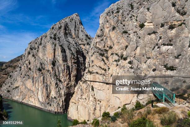 caminito del rey, walkways attached to the walls of the gaitanes gorge. - caminito del rey fotografías e imágenes de stock