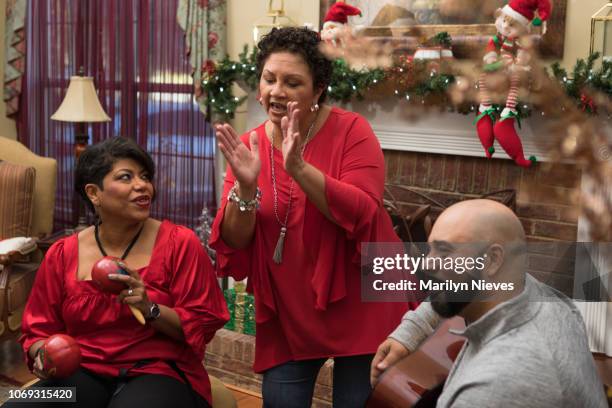 familiares y amigos bailando y tocando instrumentos musicales - maracas fotografías e imágenes de stock