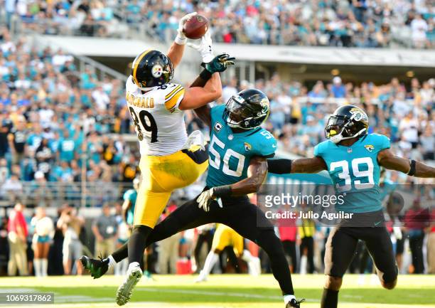 Vance McDonald of the Pittsburgh Steelers catches an 11-yard reception for a touchdown over Telvin Smith of the Jacksonville Jaguars in the fourth...