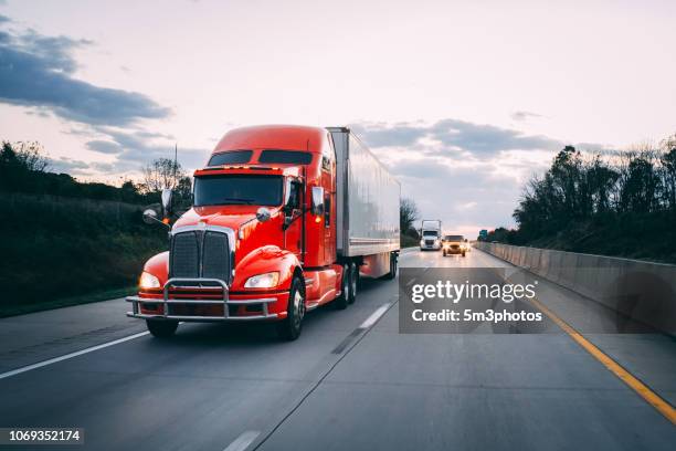 18 wheeler semi-truck on the highway at night - nutzfahrzeug stock-fotos und bilder