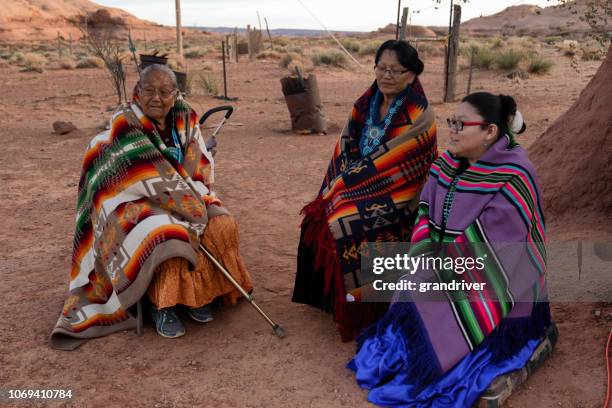 grote oma, oma en kleindochter, navajo vrouwen in monument valley - native american reservation stockfoto's en -beelden