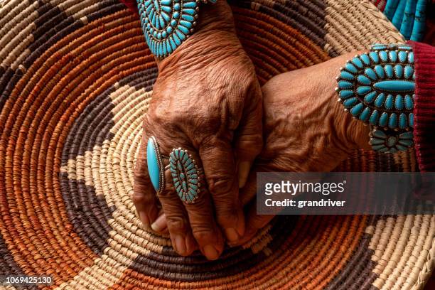 haute femme navajo amérindienne portant des bijoux traditionnels de turquiose - native american ethnicity photos et images de collection