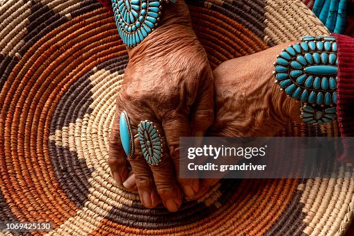 Senior Native Amerikaanse Navajo vrouw dragen van traditionele Turquiose sieraden Senior Native Amerikaanse Navajo vrouw dragen van traditionele Turquiose sieraden