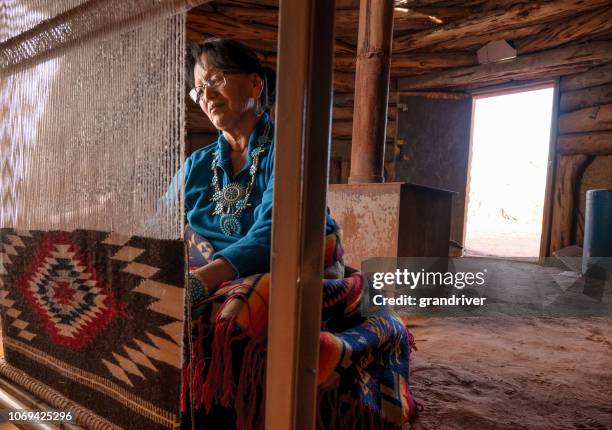 femme amérindienne navajo une couverture tribales traditionnelles de tissage sur un métier à l’intérieur d’un hogan - utah stock photos et images de collection