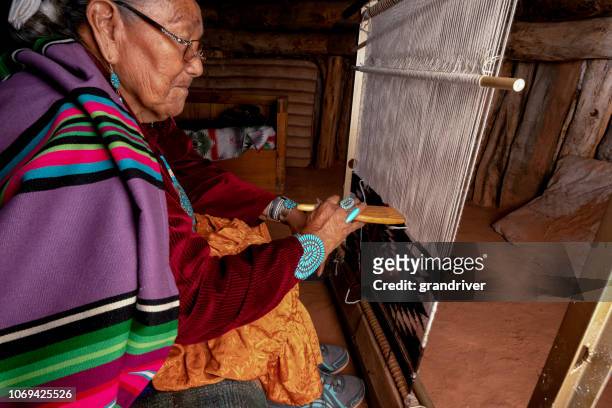 femme amérindienne navajo une couverture tribales traditionnelles de tissage sur un métier à l’intérieur d’un hogan - utah stock photos et images de collection