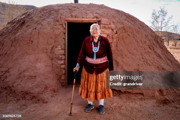 senior native amerikaanse navajo vrouw in monument valley buiten een traditionele hogan - navajo hogan stockfoto's en -beelden