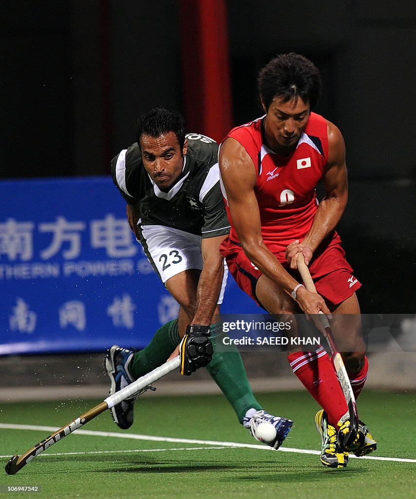 Pakistani forward Sohail Abbas (L) views