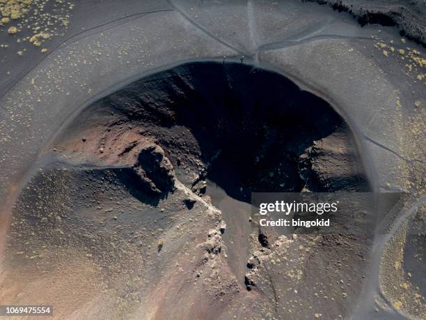 cratere del vulcano etna dall'alto - etna foto e immagini stock