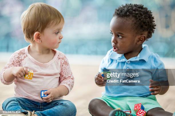 amigos infantiles - niño de edad preescolar fotografías e imágenes de stock