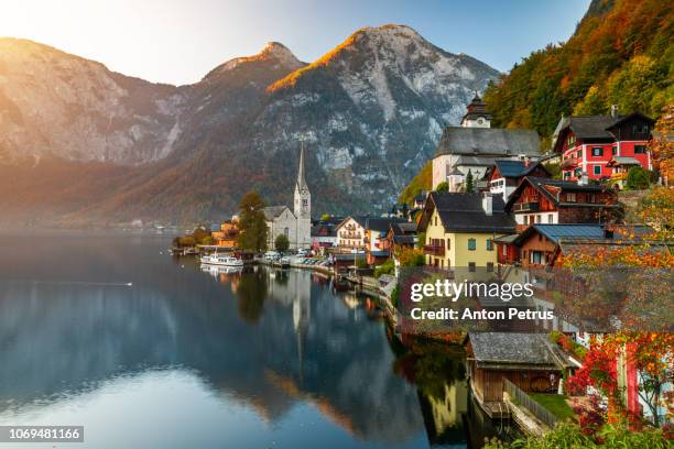 sunrise view of famous hallstatt mountain village with hallstatter lake, austria - years since the birth of elisabeth empress of austria stockfoto's en -beelden