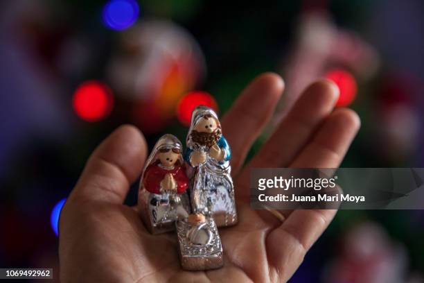 small nativity scene in a hand - christmas bauble 個照片及圖片檔