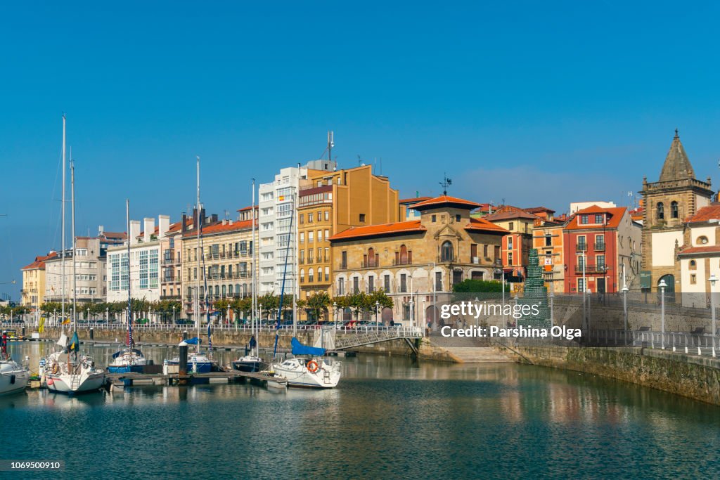 Vista sobre o porto velho de Gijon e iates, norte da Espanha