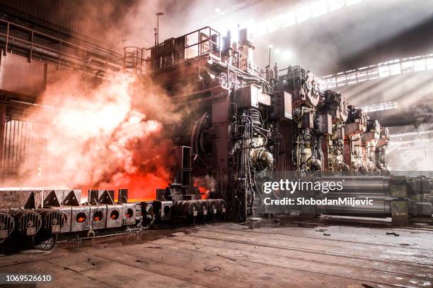 industriellen metallurgie - containment boom stock-fotos und bilder