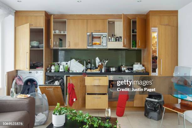 messy kitchen in apartment - messy foto e immagini stock