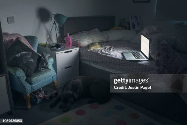 laptop in child's bedroom at night - empty bedroom stock-fotos und bilder