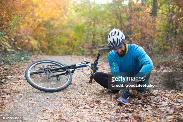 fietsen van ongeval - bicycle trail outdoor sports stockfoto's en -beelden
