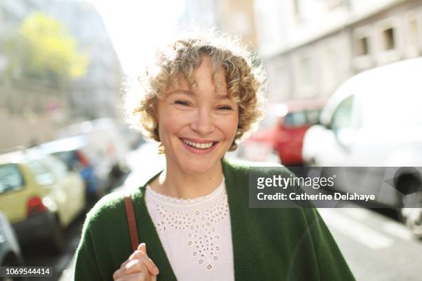 portrait of a 40 years old parisian woman in the streets of paris - 40 44 years woman caucasian stockfoto's en -beelden
