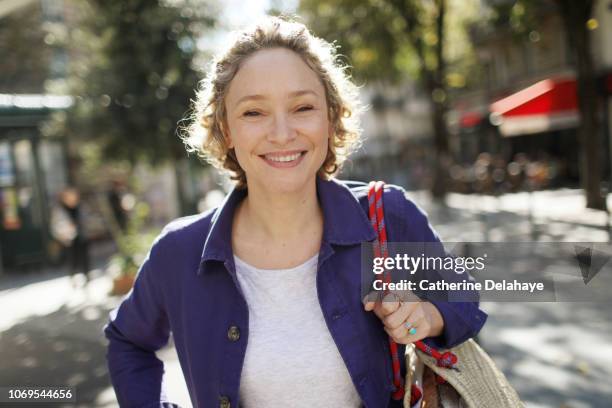 a 40 years old parisian woman in the streets of paris - 40 44 years 個照片及圖片檔