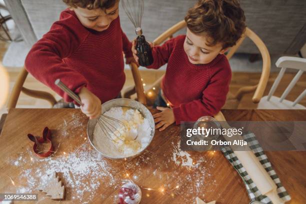 クッキング クリスマス クッキー男の子 - children christmas ストックフォトと画像