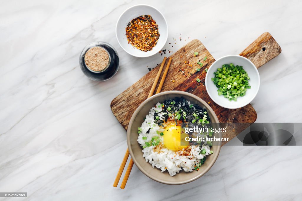 Japanse ontbijt Tamago kake gohan