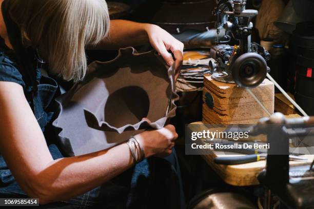 création chapeau de modiste - modiste photos et images de collection