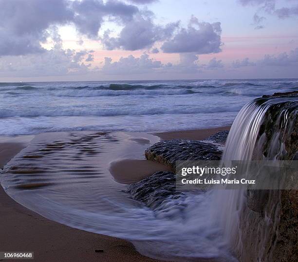 azenhas do mar beach - azenhas do mar stockfoto's en -beelden