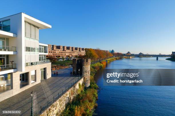 río maas en maastricht en otoño, países bajos - maastricht museum fotografías e imágenes de stock