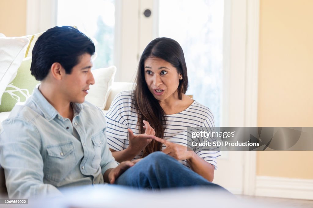 Mann und Frau in ernsthafte Diskussion zu Hause