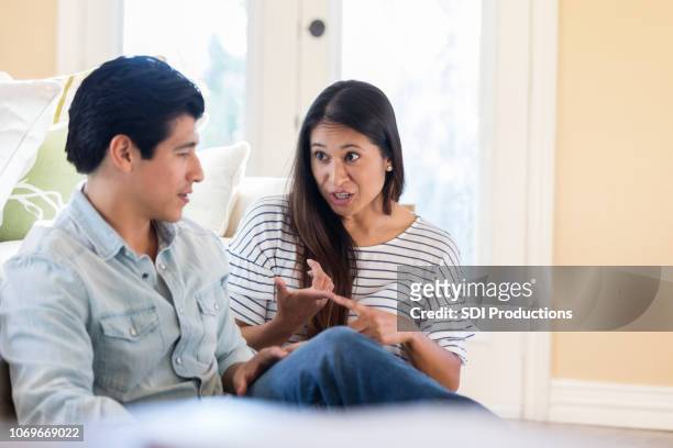 man en vrouw in serieuze discussie thuis - married couple fighting stockfoto's en -beelden