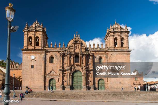 menschen zu fuß neben der kathedrale von cuzco (cusco), peru. - brick cathedral stock-fotos und bilder