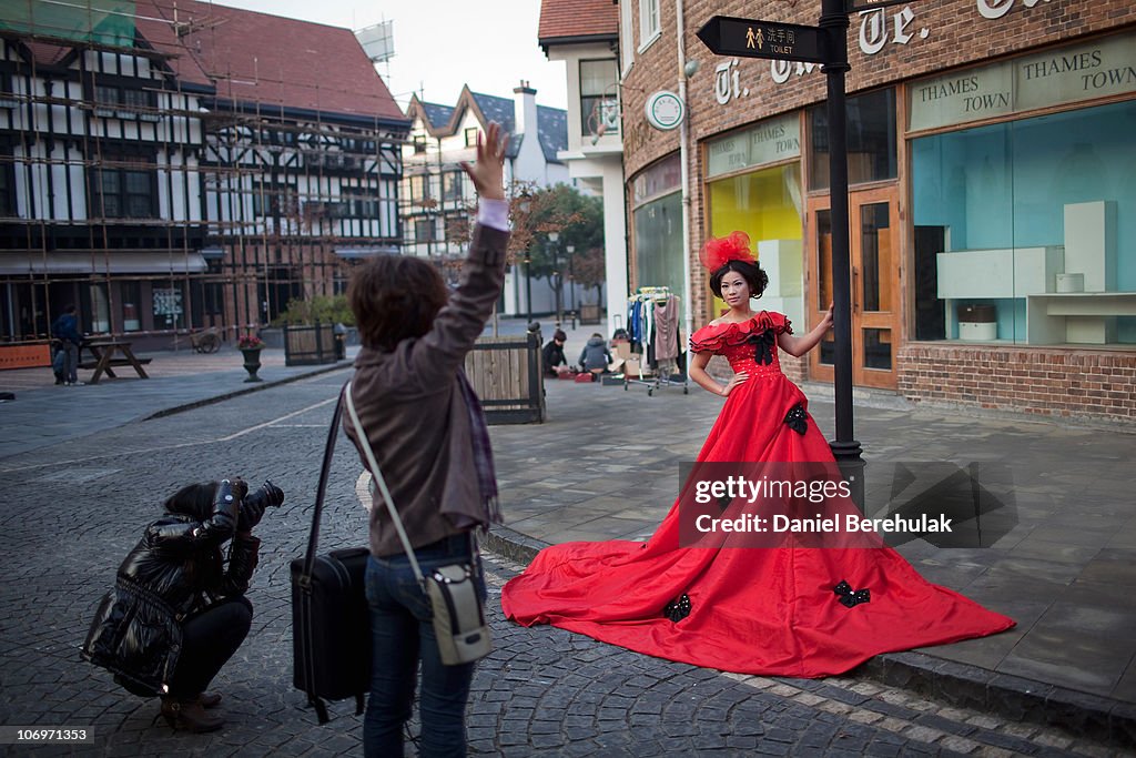 Chinese Newlyweds Photographed In Thames Town