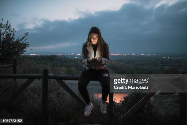 teenager checking her smartphone - spain teen face imagens e fotografias de stock