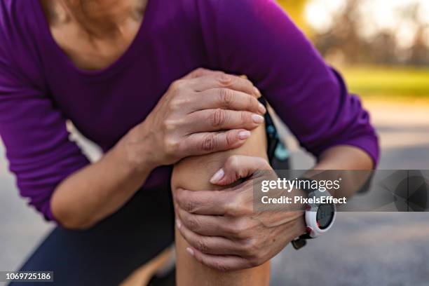 a veces ejercicio puede provocar lesiones - older woman legs fotografías e imágenes de stock