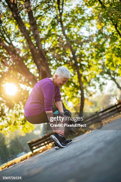 no ponga demasiada presión en su cuerpo - ligamento-cruzado fotografías e imágenes de stock