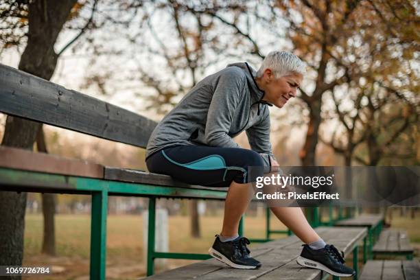 ne mettez pas trop de pression sur votre corps - hand on knee stock photos et images de collection