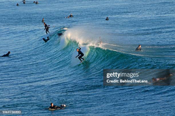 surfen in huntington beach - huntington beach california stockfoto's en -beelden