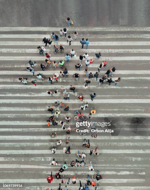 vista ad alto angolo di persone che si formano e freccia sulla strada - fare un passo foto e immagini stock