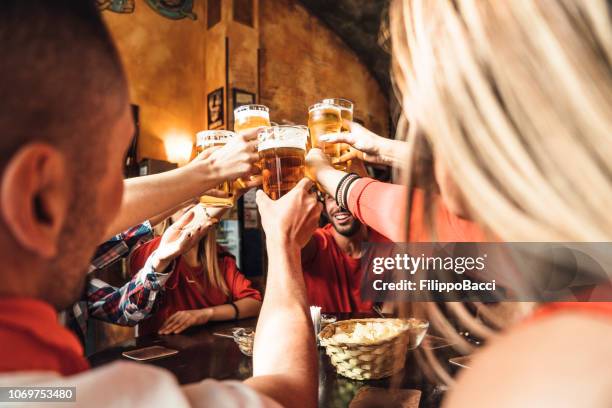 gruppe der happy friends trinken bier in der brauerei - irish culture stock-fotos und bilder