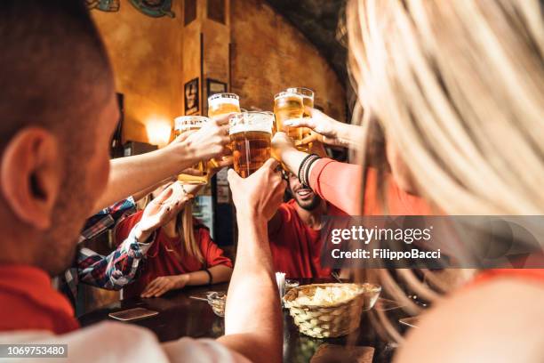 groep gelukkige vrienden drinken bier op de brouwerij - bier brouwen stockfoto's en -beelden