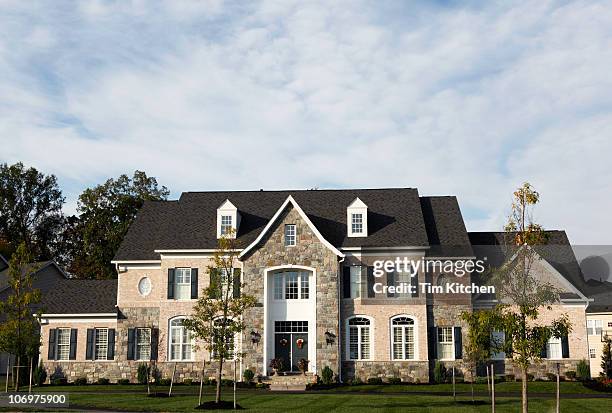 mansion in suburbs - ashburn fotografías e imágenes de stock