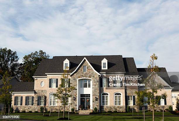 mansion in suburbs - loudoun county stock pictures, royalty-free photos & images