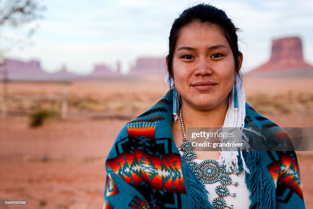 Retrato al aire libre adolescente nativo americano Navajo