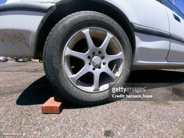 brick instead of emergency brake. - notbremse stock-fotos und bilder