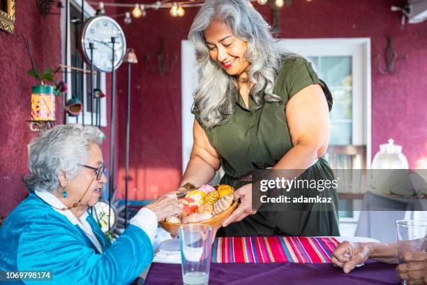 familia mexicana con pan dulce pan dulce - sweet bread fotografías e imágenes de stock