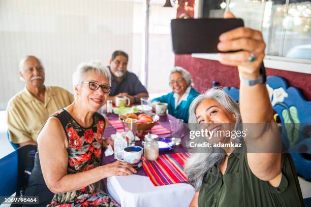 mexicaanse familie neemt een selfie tijdens het diner - taking america to lunch stockfoto's en -beelden