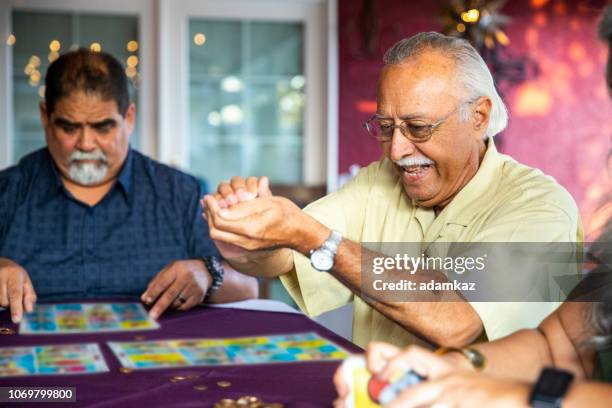 mexikanische familie ein spiel nach dem abendessen - bingo card stock-fotos und bilder