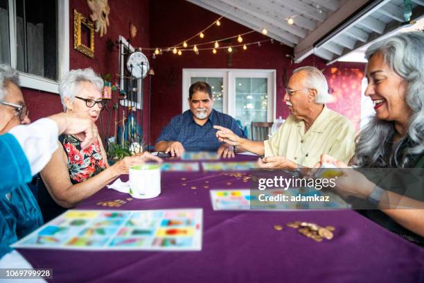 familia mexicana un juego después de la cena - bingo fotografías e imágenes de stock