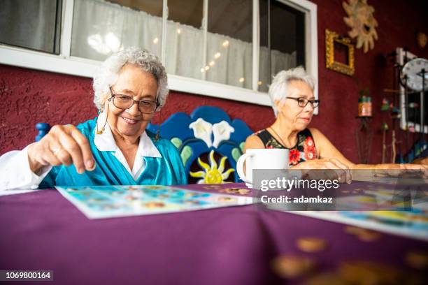 mexikanische familie ein spiel nach dem abendessen - bingo card stock-fotos und bilder